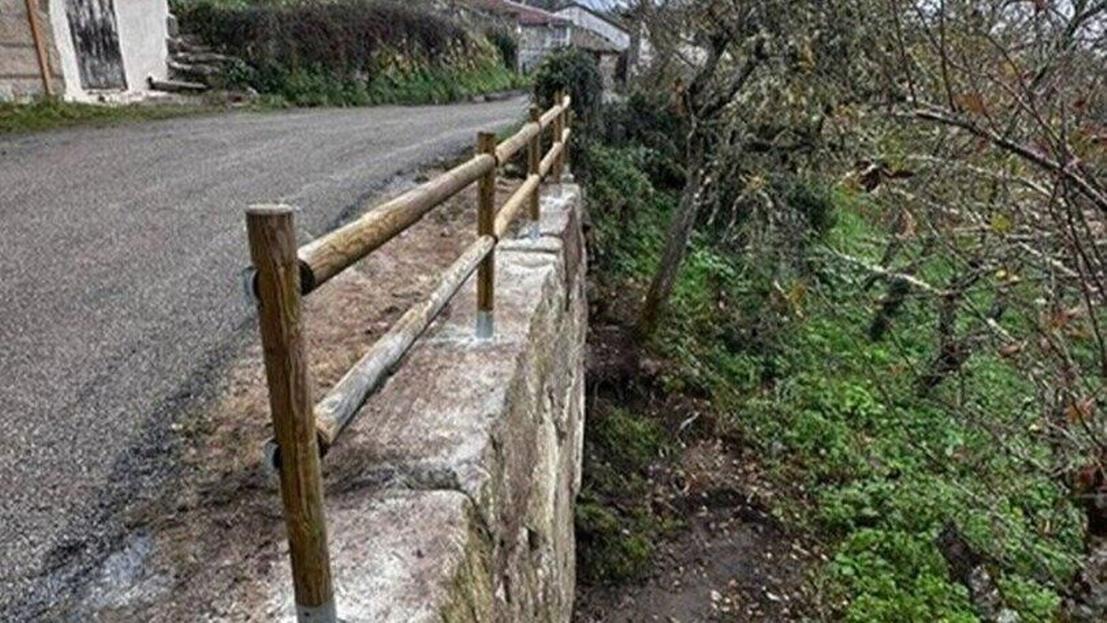 Arreglo del firme en una de las actuaciones de Parada de Sil.