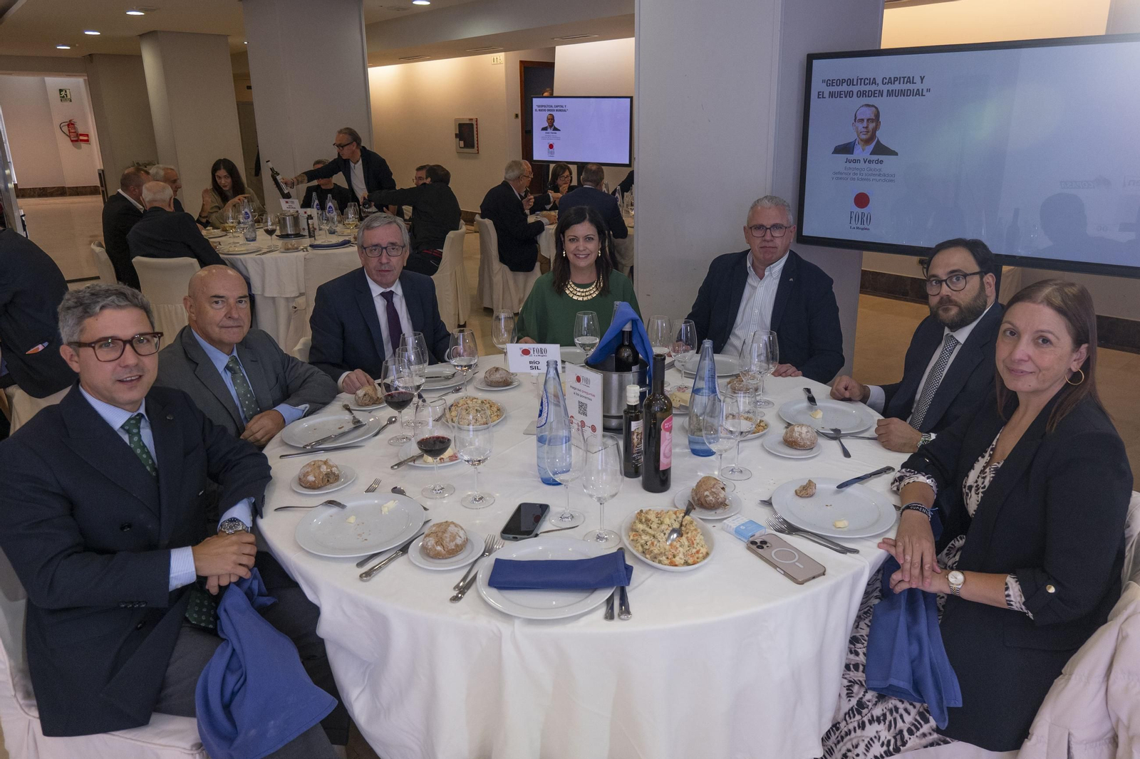 MESA RÍO SIL  Miguel Ruiz, fiscal en Ourense; Rafael López, teniente coronel de la Guardia Civil; Julio Rodríguez, director de Atlántico Diario; Lara González, directora de zona de Abanca; José María Jarón, director territorial de ABANCA en Ourense; José Ángel Barreira, del Grupo Familia Barreira, y Ana Méndez, directora de Galicia Calidade y portavoz del PP en Ourense.