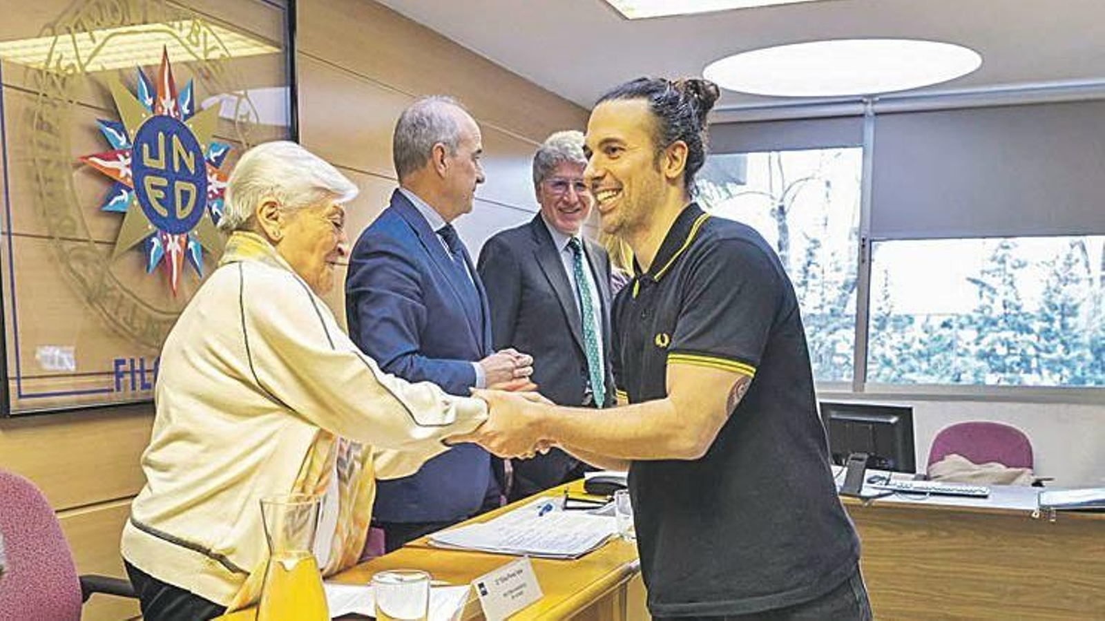 La catedrática Elisa Pérez Vera y Jesús Prieto.