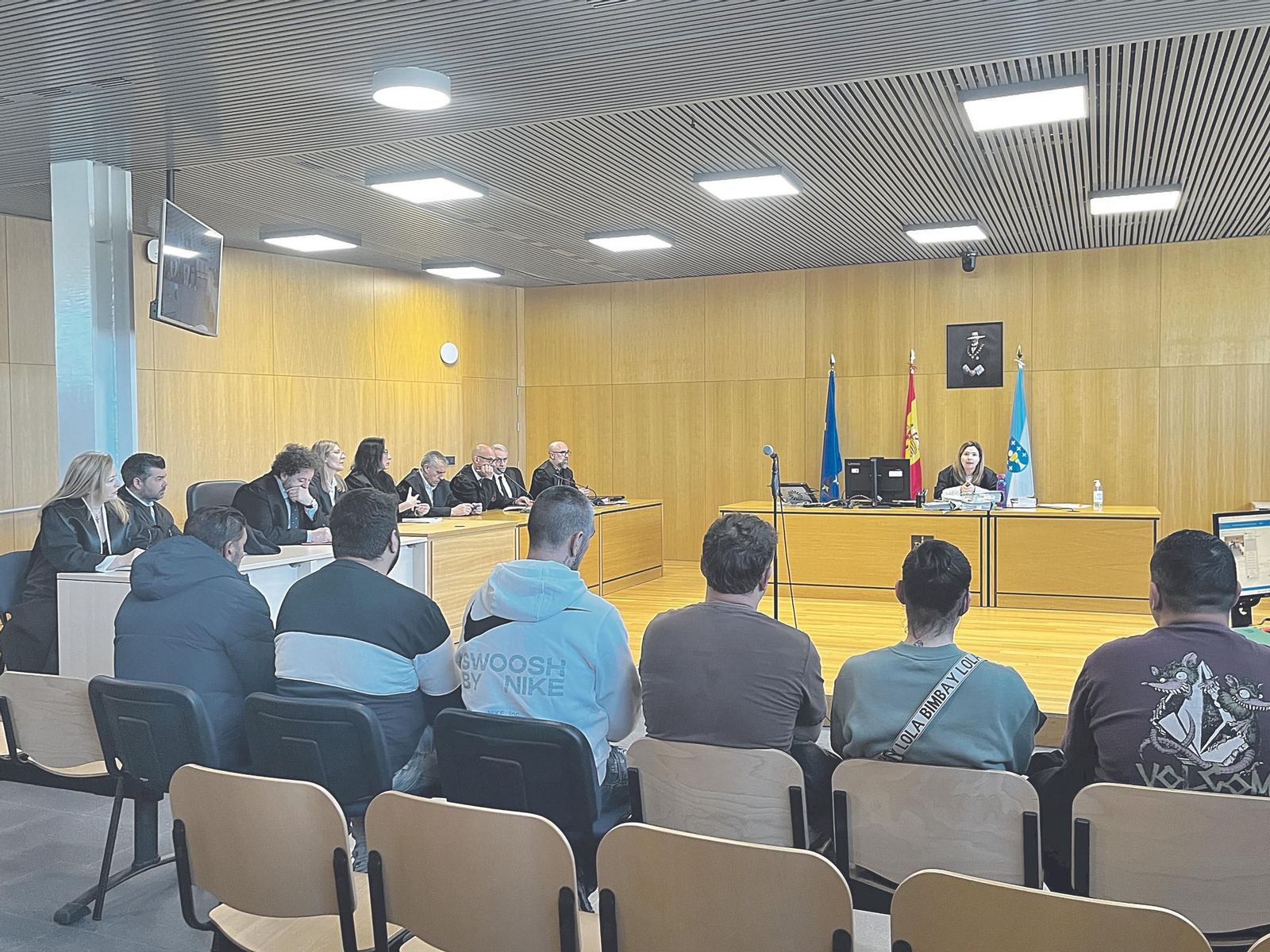 Seis de los acusados, los que acudieron ayer, y una parte de los abogados personados, a la izquierda.