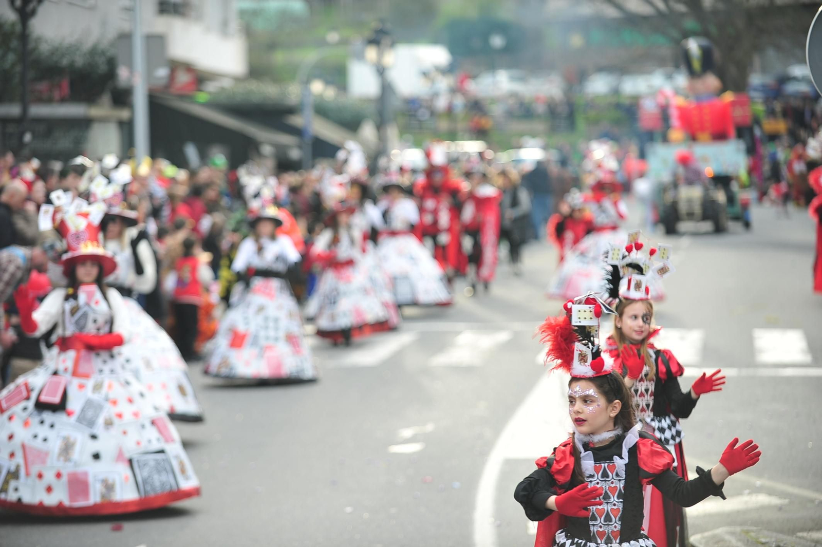 Galería | Color y retranca se pasean por las calles de A Valenzá durante su Martes de Entroido