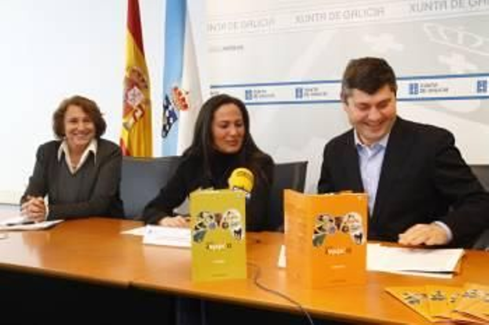María José Bravo, en el centro, con Carmen Bianchi, y Ovidio Rodeiro, ayer en rueda de prensa. (Foto: J.V.LANDIN)