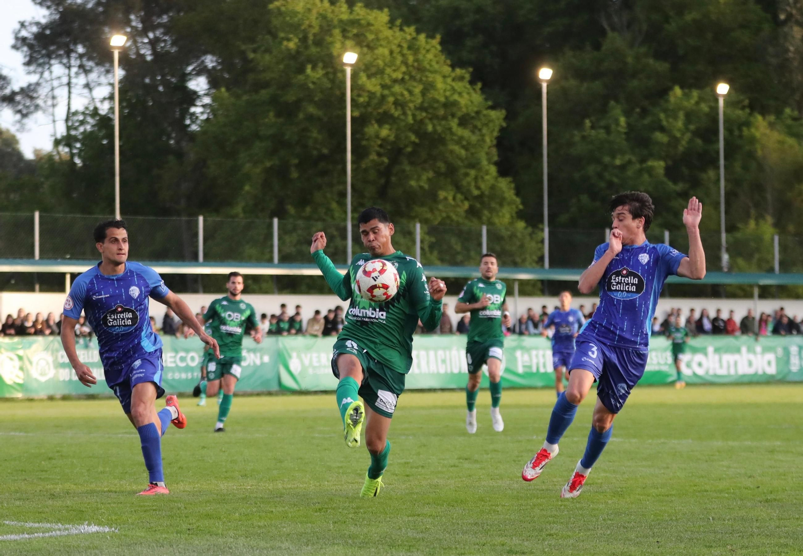 Galería | Empate a uno entre el CD Arenteiro y Ourense CF en el derbi termal