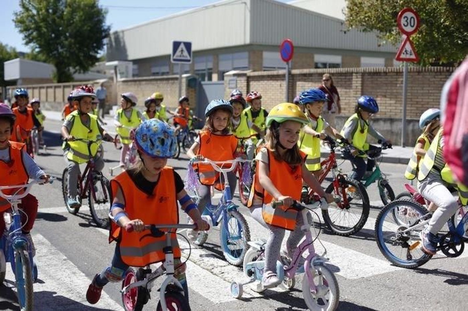 Alumnos de Infantil del colegio Carlos Casares partiendo hacia el centro de Xinzo.