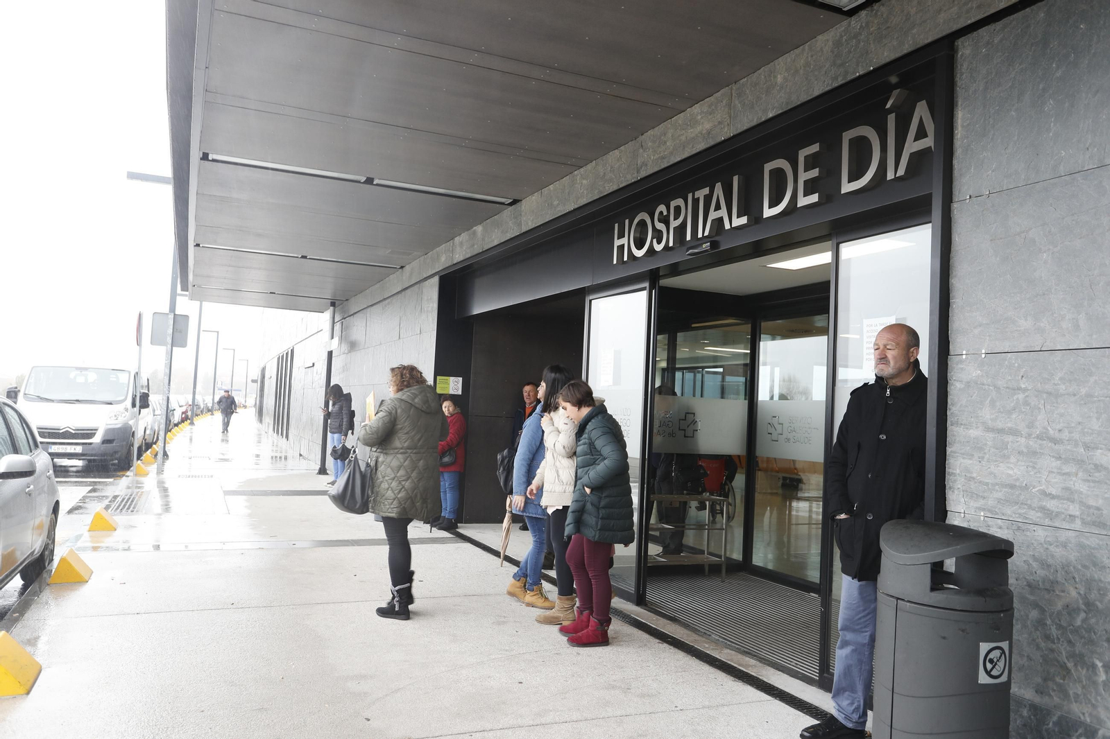 Entrada al hospital de día del centro sanitario Álvaro Cunqueiro.