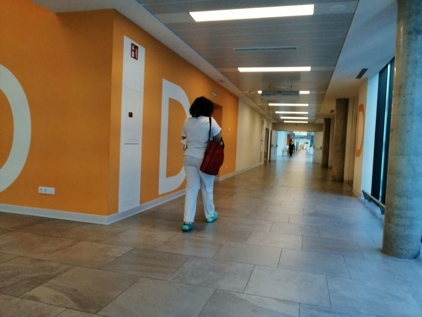 El Cunqueiro sumaba ayer 25 ingresos en distintos servicios y un paciente más en la UCI.