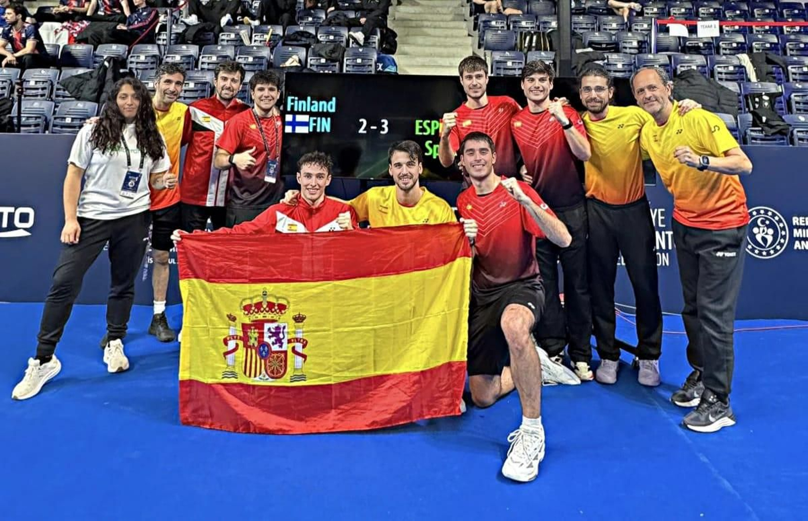 Jacobo, con la bandera a la izquierda, junto al resto del equipo.