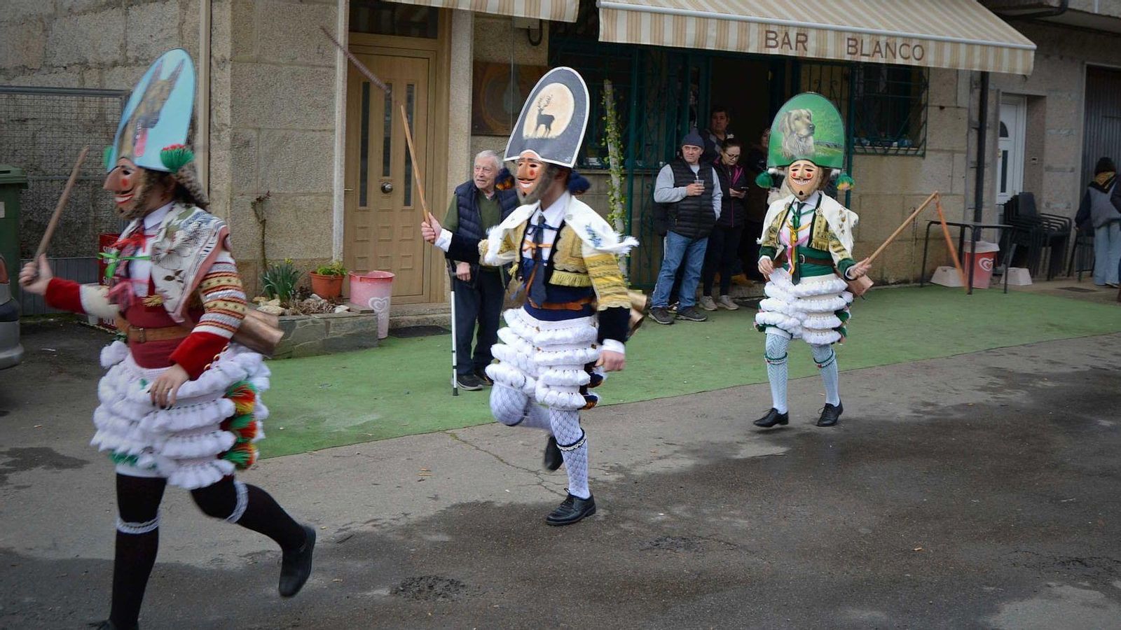 Os peliqueiros correron por Matamá o domingo, á saída de misa.