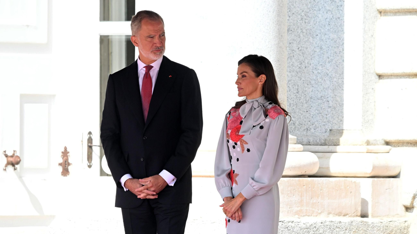 El Rey Felipe VI y la Reina Letizia esperan la llegada del Presidente de la República Francesa, Emmanuel Macron, y la Primera Dama, Brigitte Macron