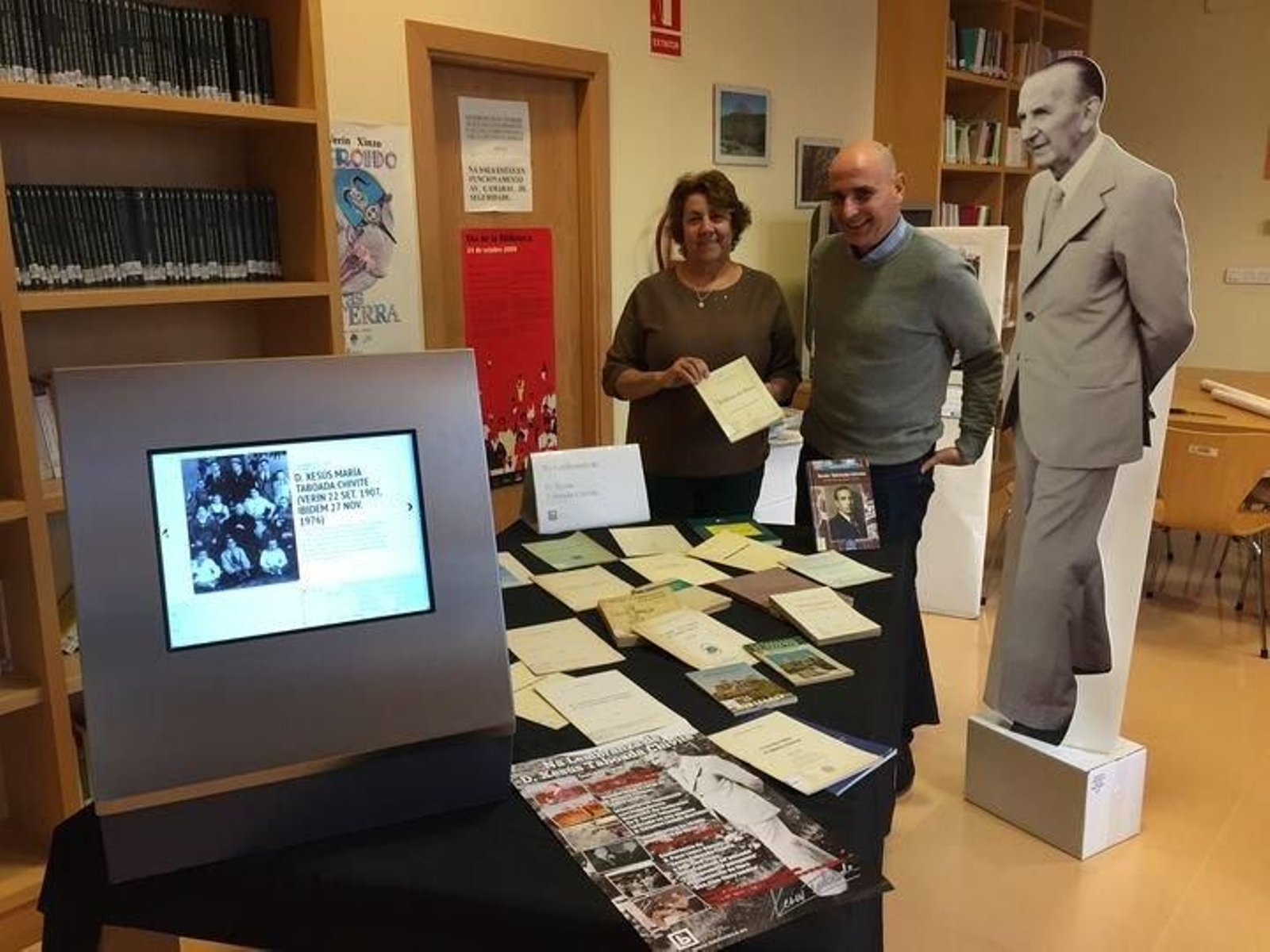 Emilia Somoza, concejala de Cultura, junto al director de la biblioteca municipal, Vicente Rodríguez.