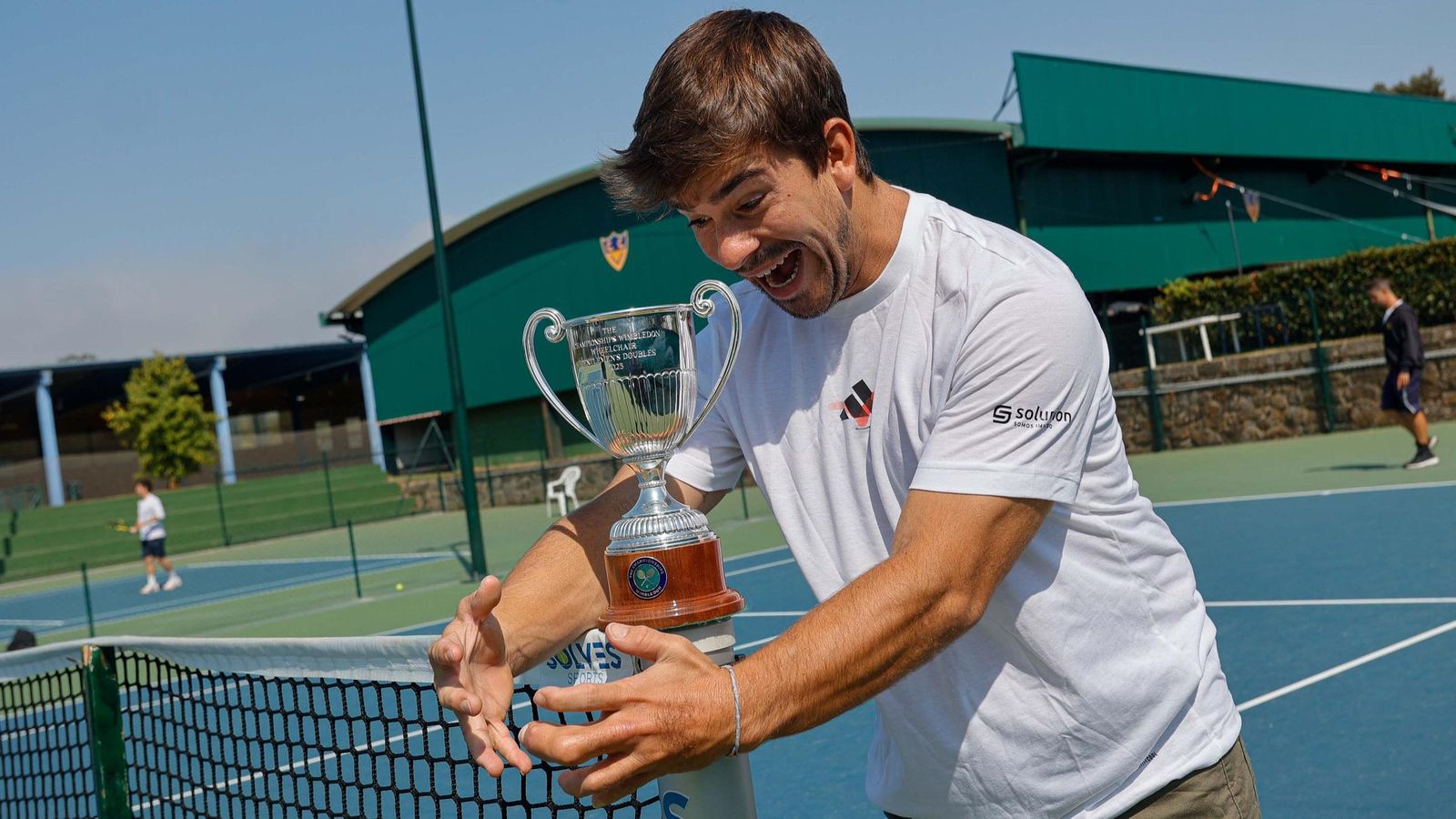 De la Puente bromea con el trofeo del Grand Slam londinense en una de las pistas del Club de Campo.