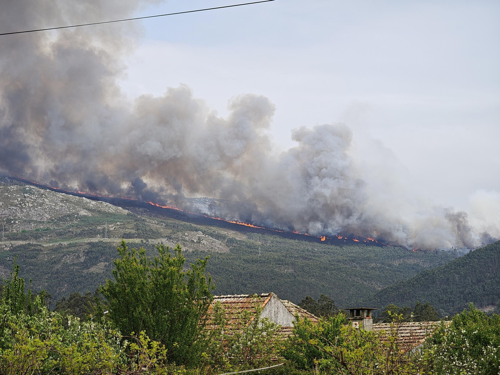 Galería | Las llamas devoran el monte Galleiro, entre Mos, Ponteareas y Pazos de Borbén