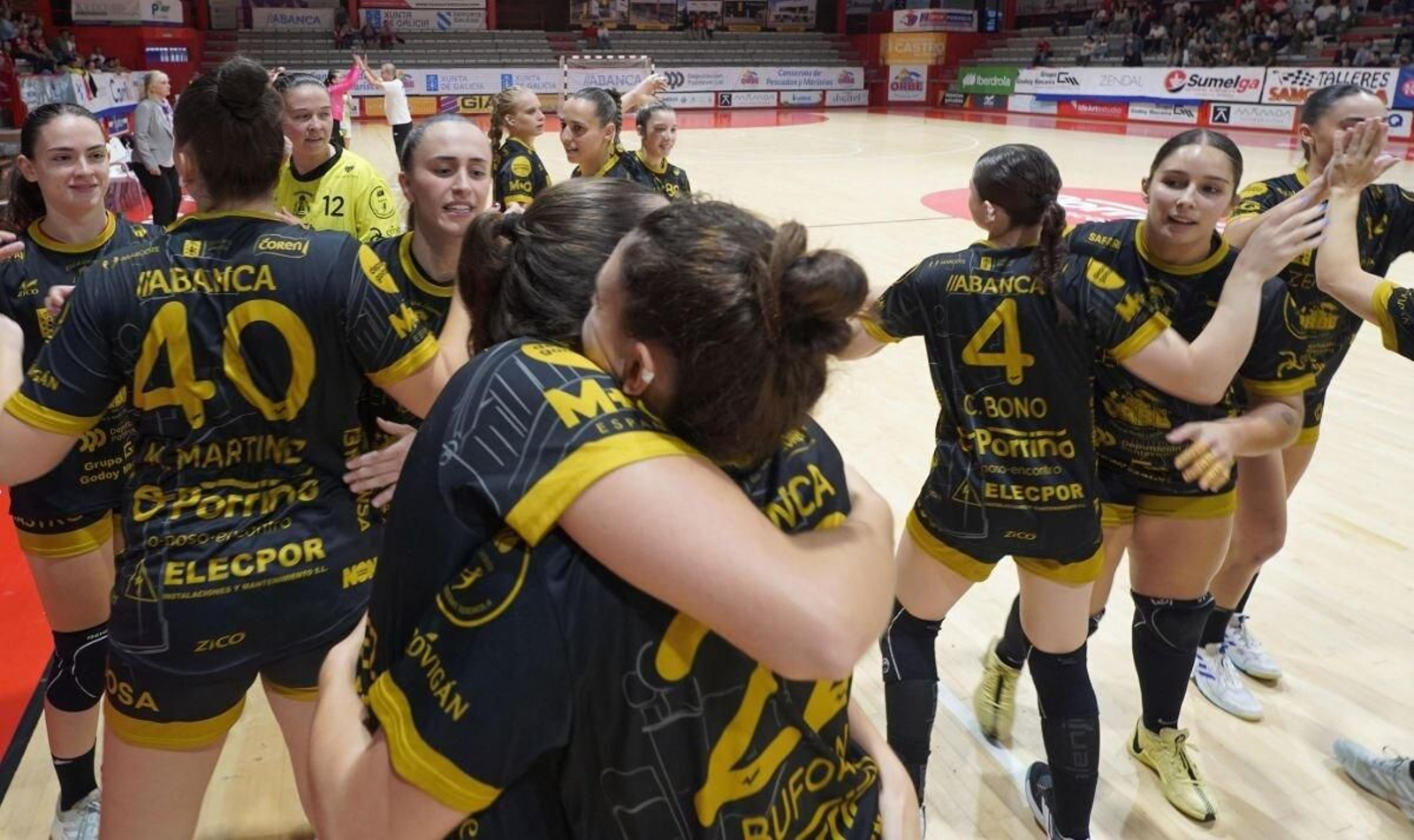 Las jugadoras del Porriño se felicitan tras la cómoda victoria en el encuentro ante las italianas del Brixen.