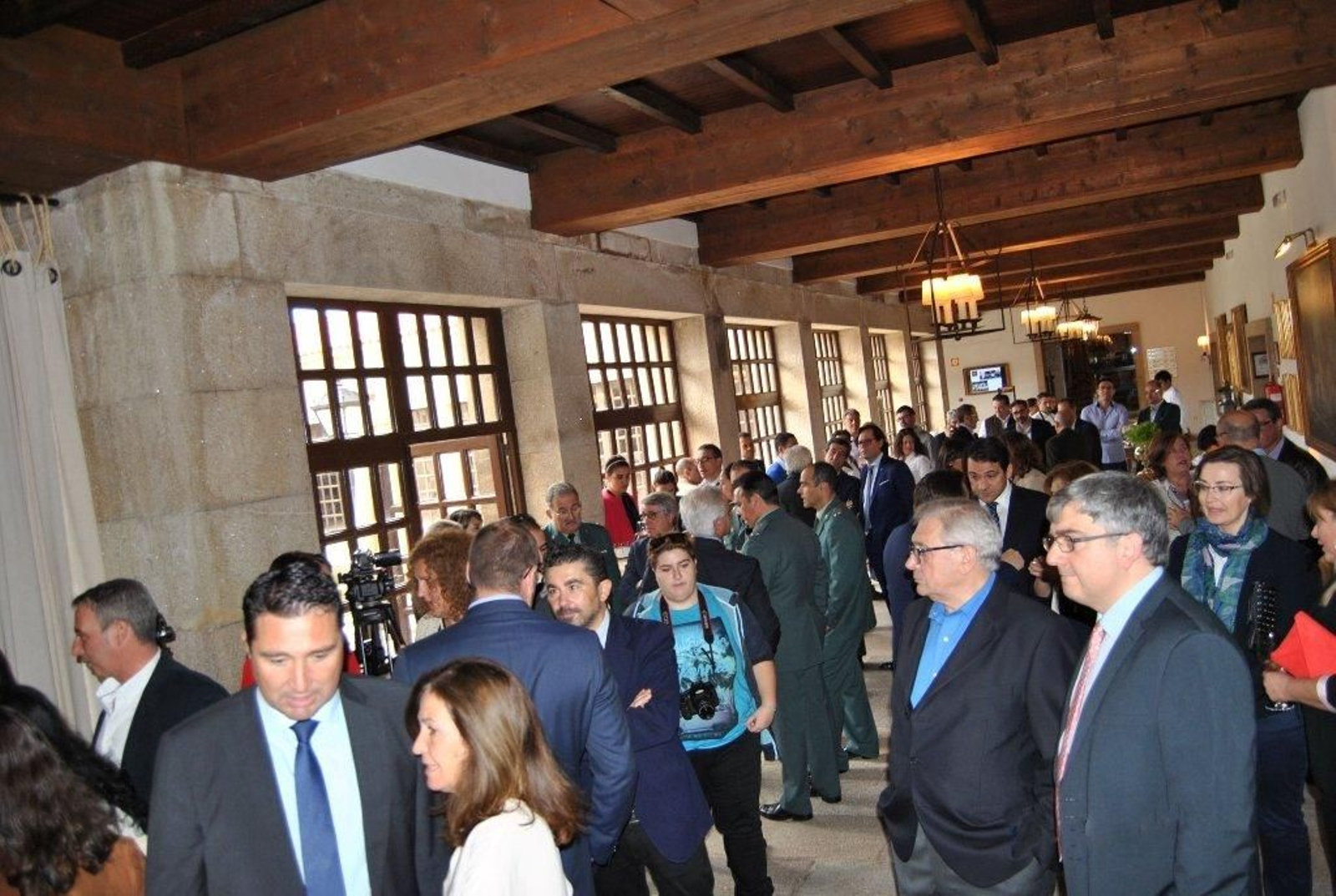 Autoridades civiles y militares durante el cóctel.