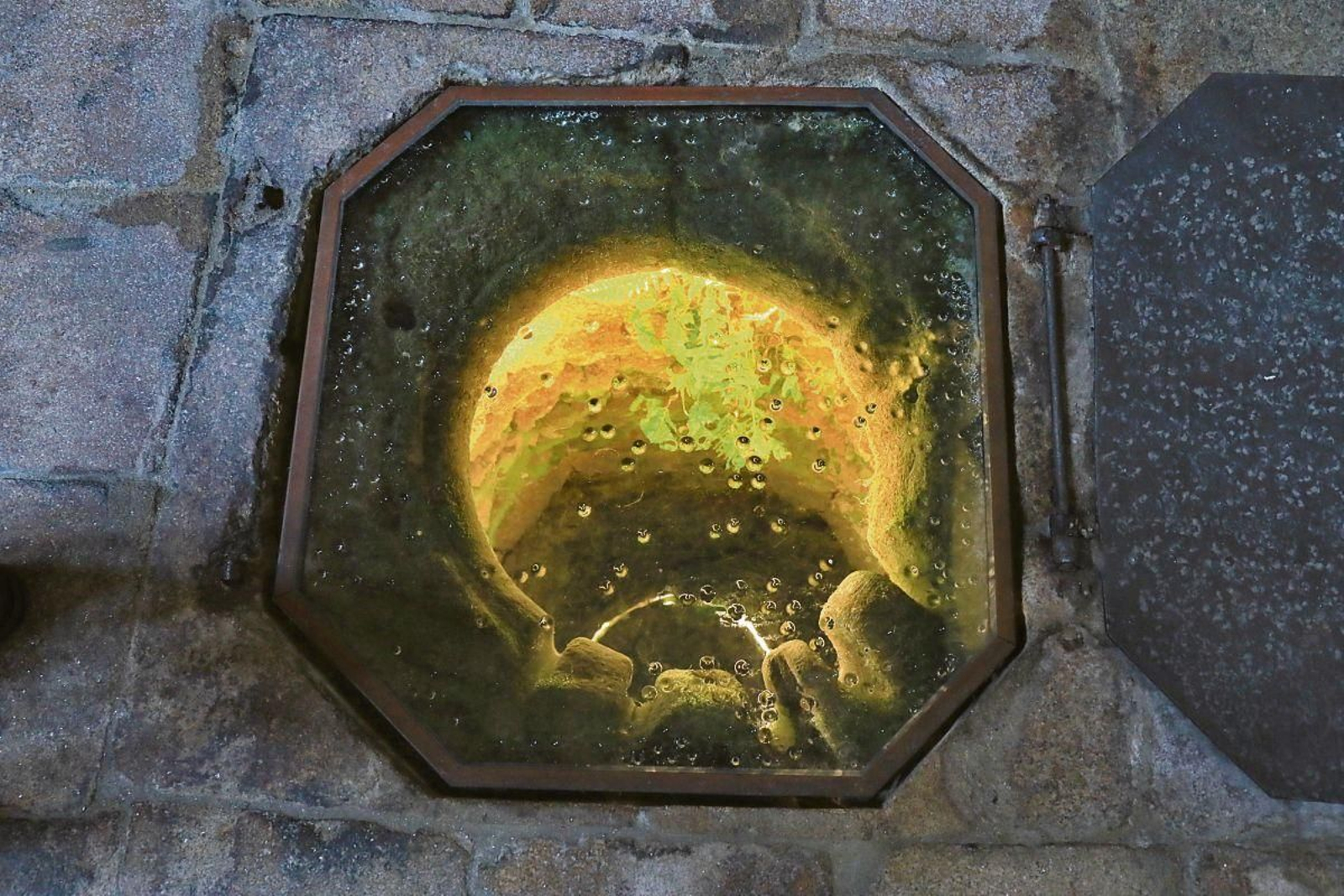 Pozo.  En una ciudad termal el agua borbotea por todas partes. También en una Catedral que ejerció como fortaleza, cuyo pozo de casi 9 metros la conserva entre 18 y 20 grados.