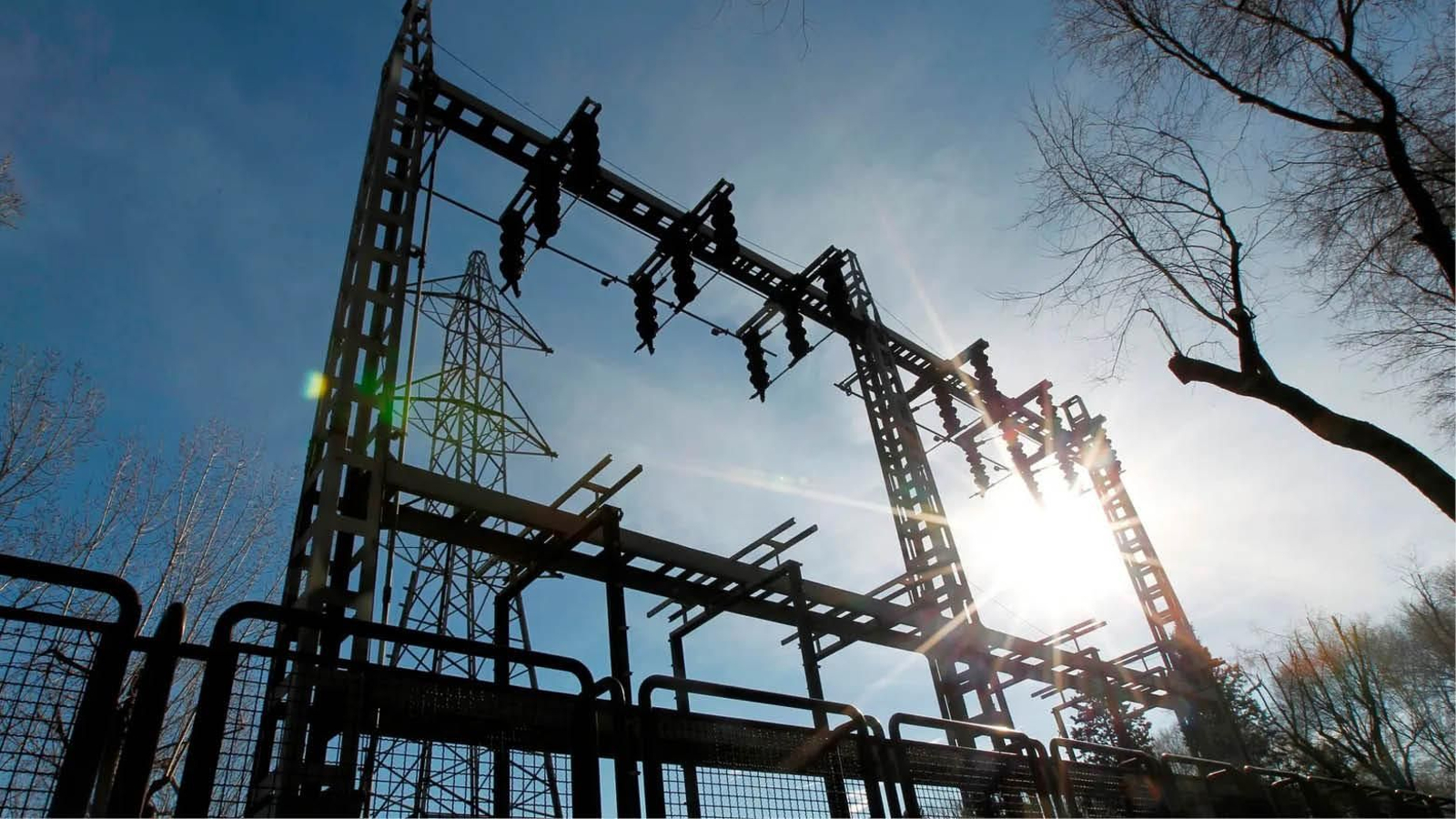 Una torre de alta tensión, en un complejo eléctrico en Barcelona.