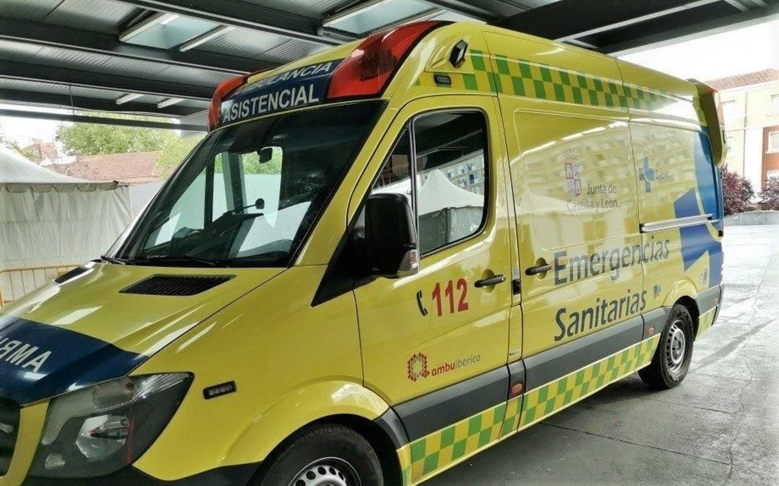 Imagen de archivo de una ambulancia soporte vital básico. // EP