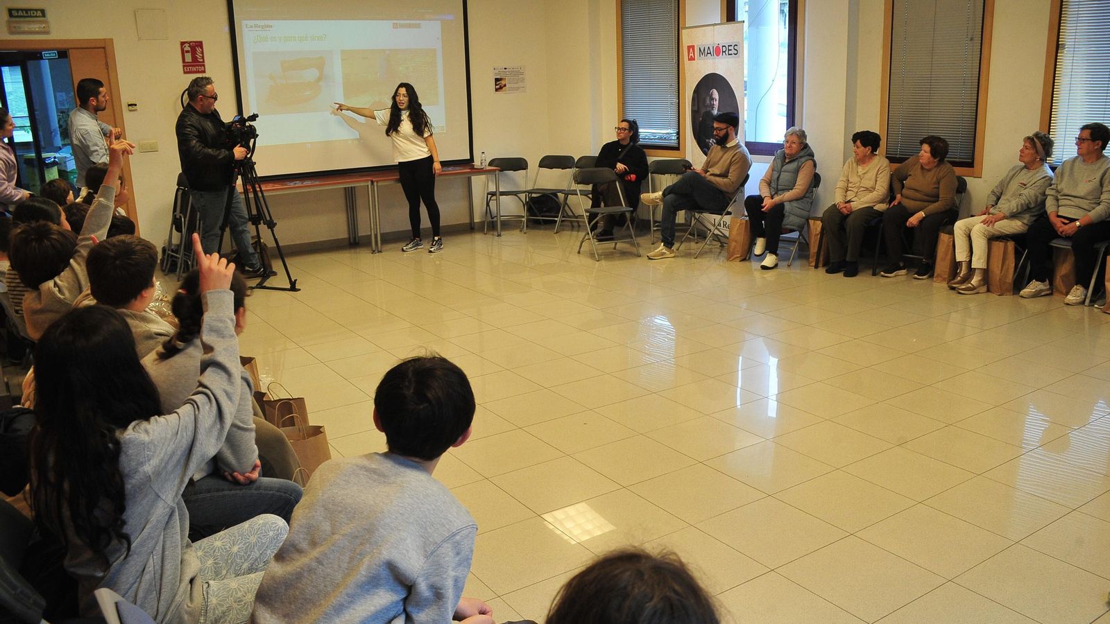 La monitora Lidia señala un objeto del “Museo viviente”.