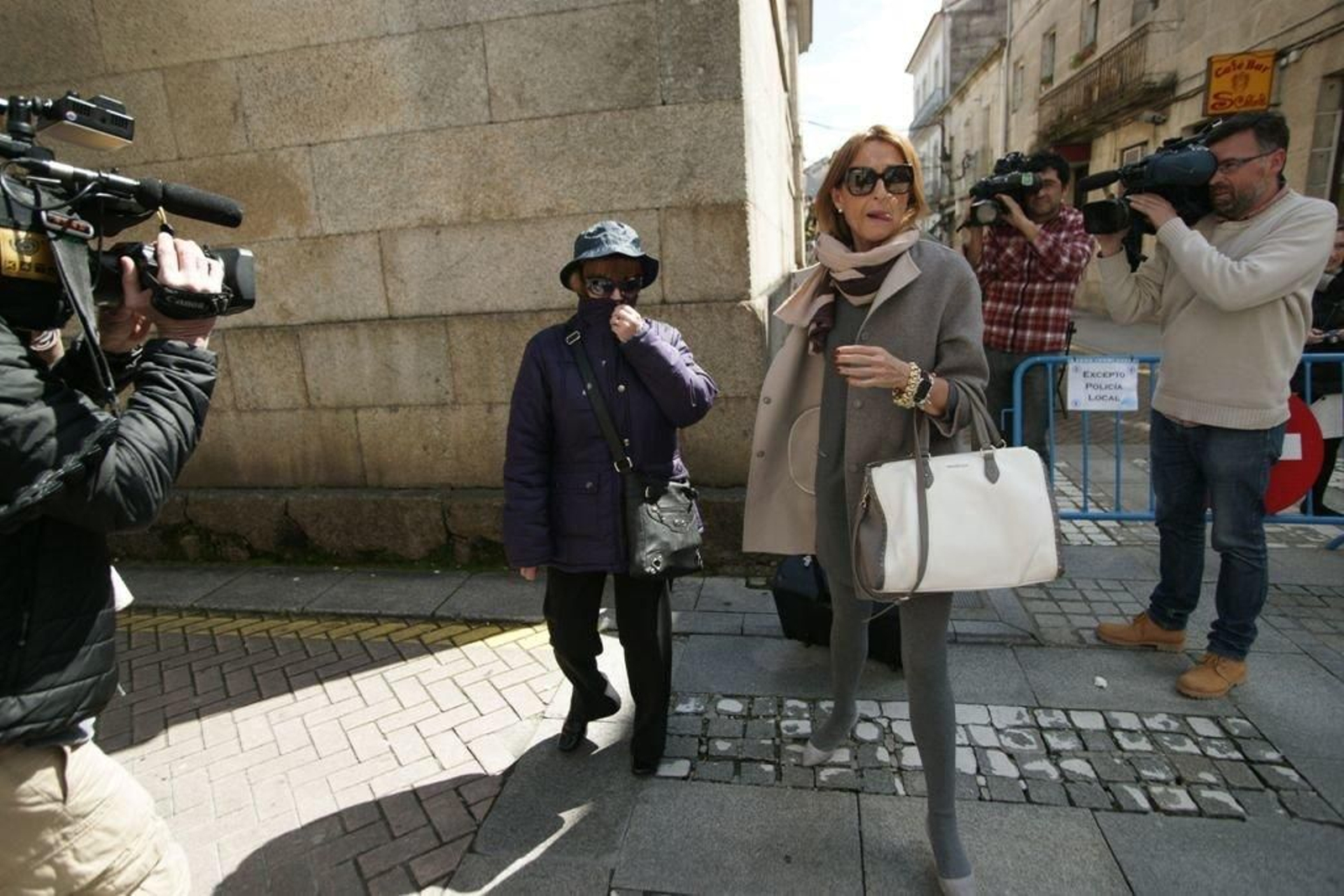 Momento en el que la testigo, afectada por la Orden y Mandato, llega al juzgado con la abogada.