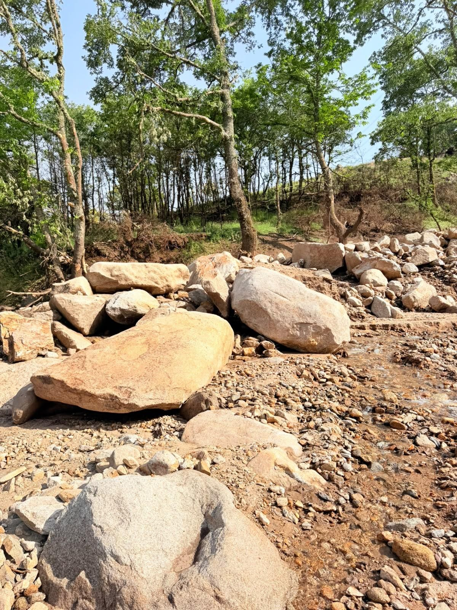 Galería | A Bouza, arrasada, reclama ayuda cuatro días después de la riada, en fotos