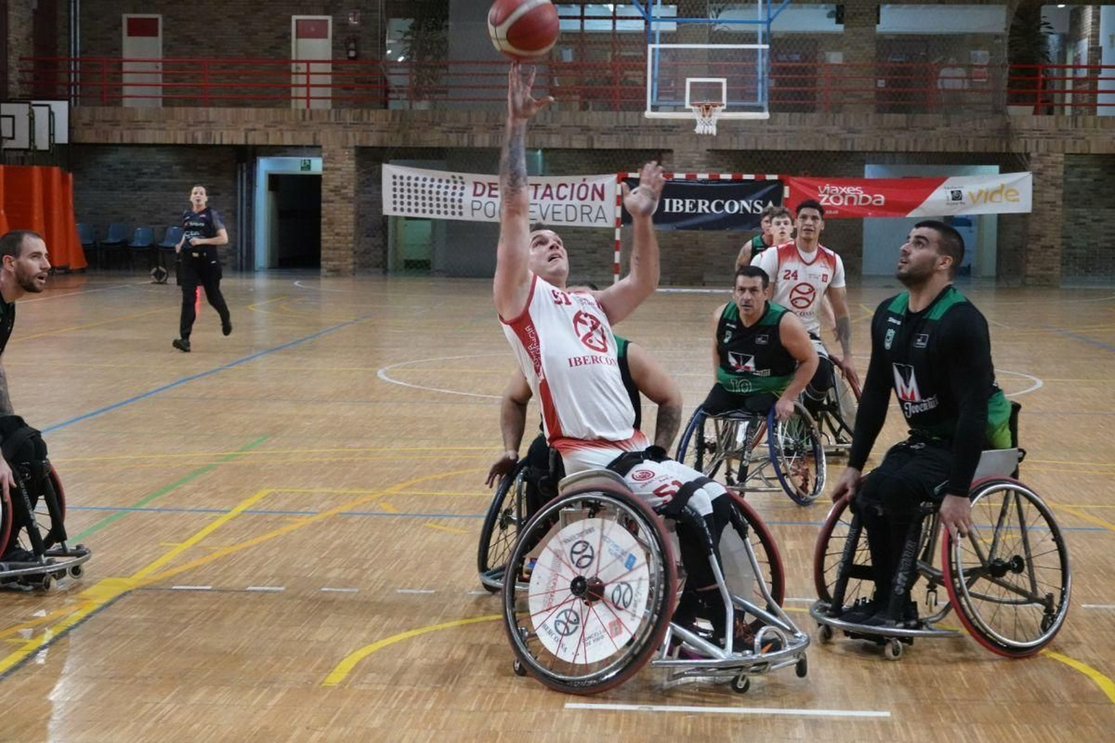 Alejos ejecutando un lanzamiento en el partido de la primera vuelta.