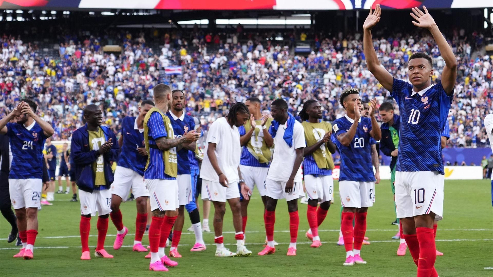 El combinado francés celebra el pase ante Suecia, con Mbappé en primer plano.