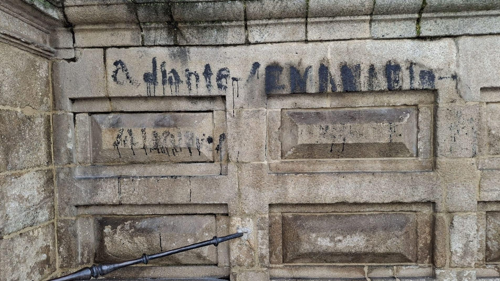 Pintada en la fachada del monasterio de Celanova de las Mocidades Galeguistas, a 6 de marzo de 2026.