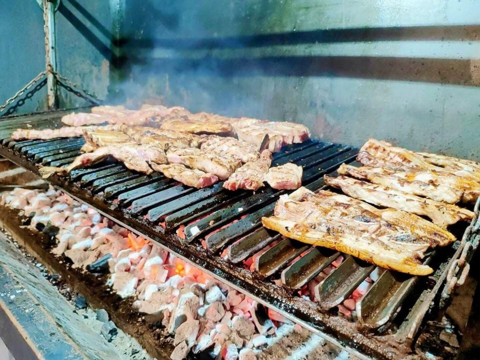 La parrilla, que no falte: calentar la parrilla y prepararla correctamente, como en A Lareira, es un paso clave.