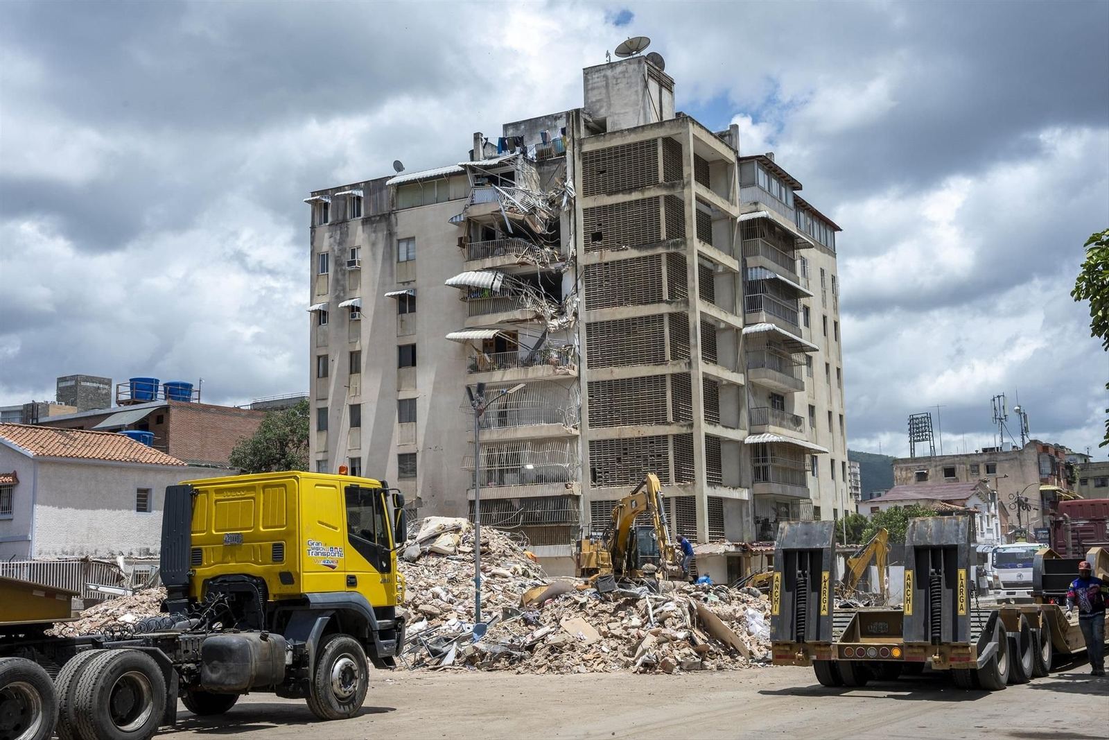 Las maquinas trabajan para quitar escombros tras los terremotos