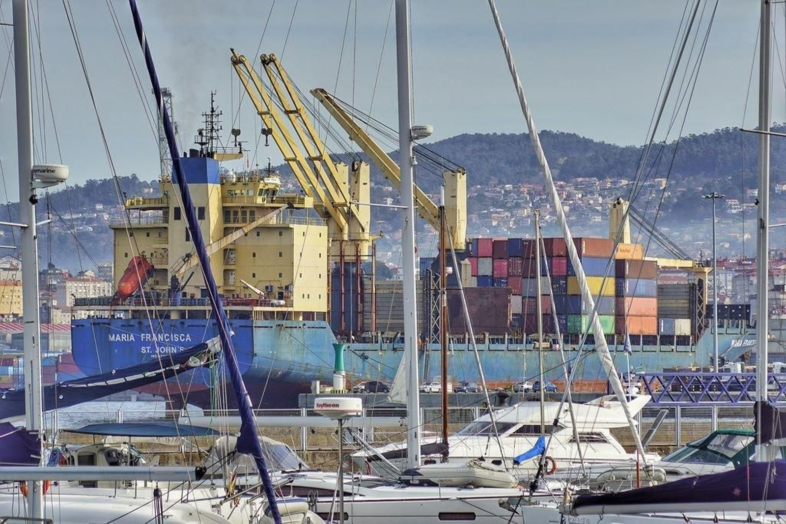El "María Francisca", atracado ayer en la cabecera del muelle Transversal con sus 226 metros.
