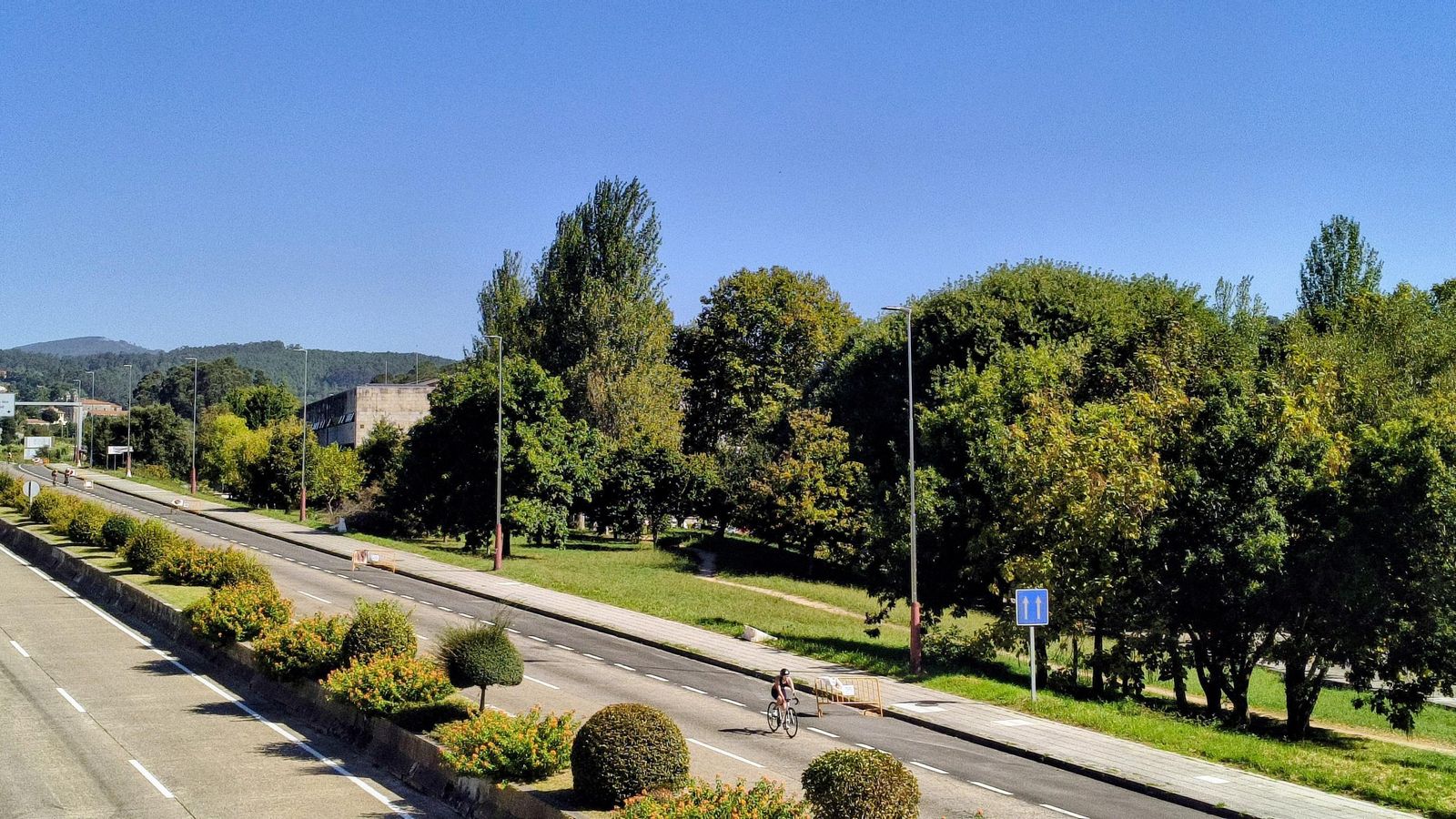 La Avenida de Compostela (N-550) transcurre paralela al campus de Pontevedra.