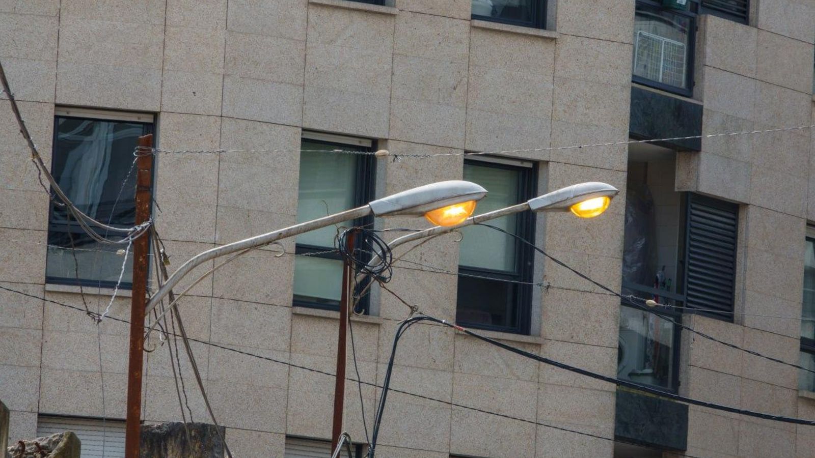 Farolas encendidas de día, tras el apagón.