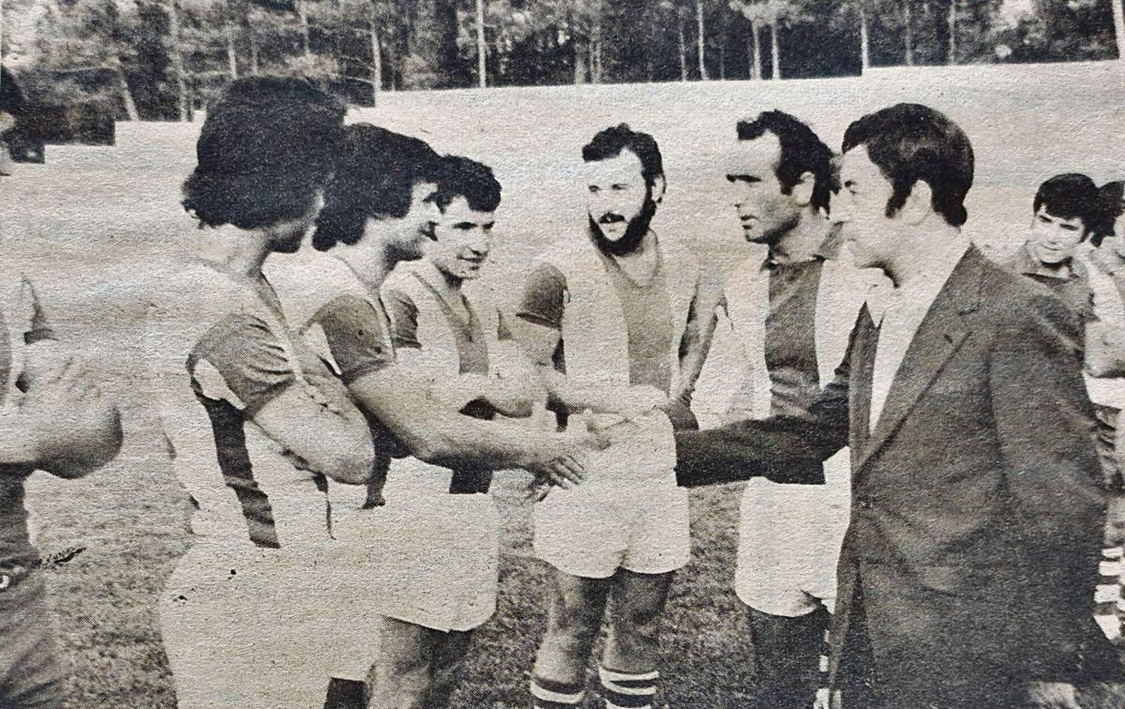 Cesáreo Moreiras presenta a Luis Soria a los jugadores.