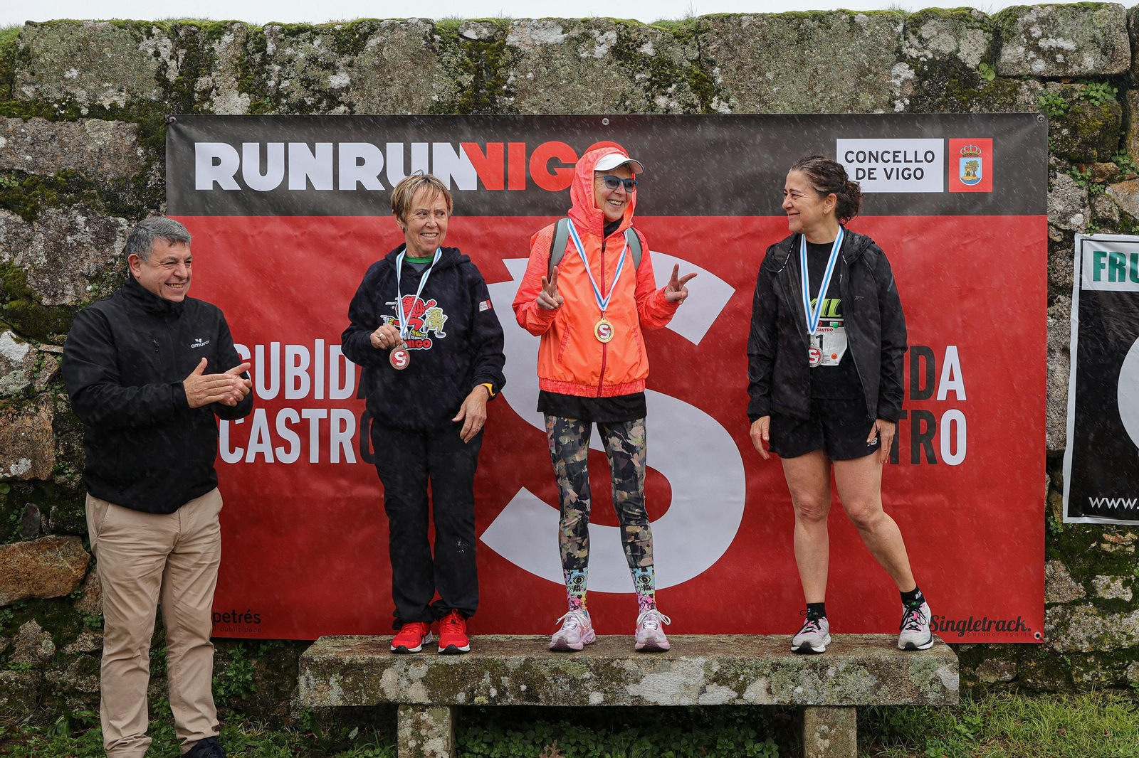 Galería | Cientos de atletas aguantan la lluvia en la Subida ao Castro