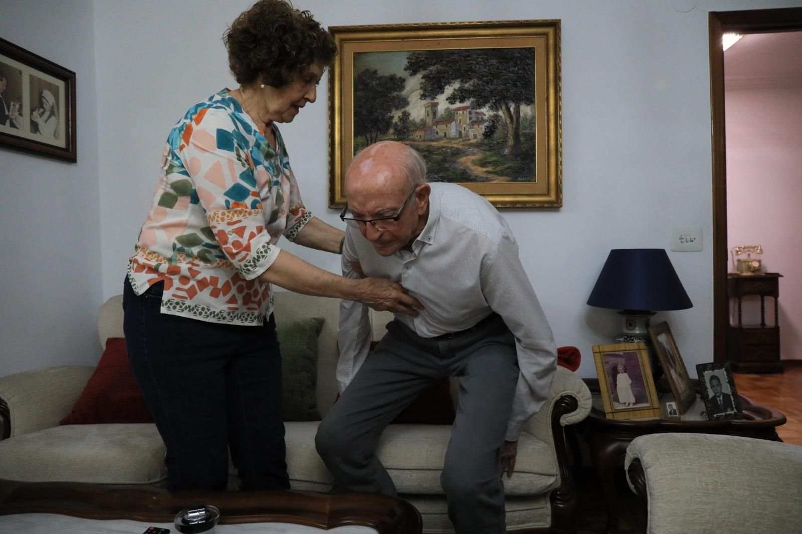 Conchi ayudando a su marido.