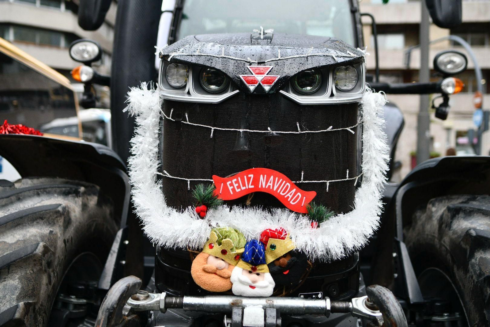 Tractor decorado con motivos navideños