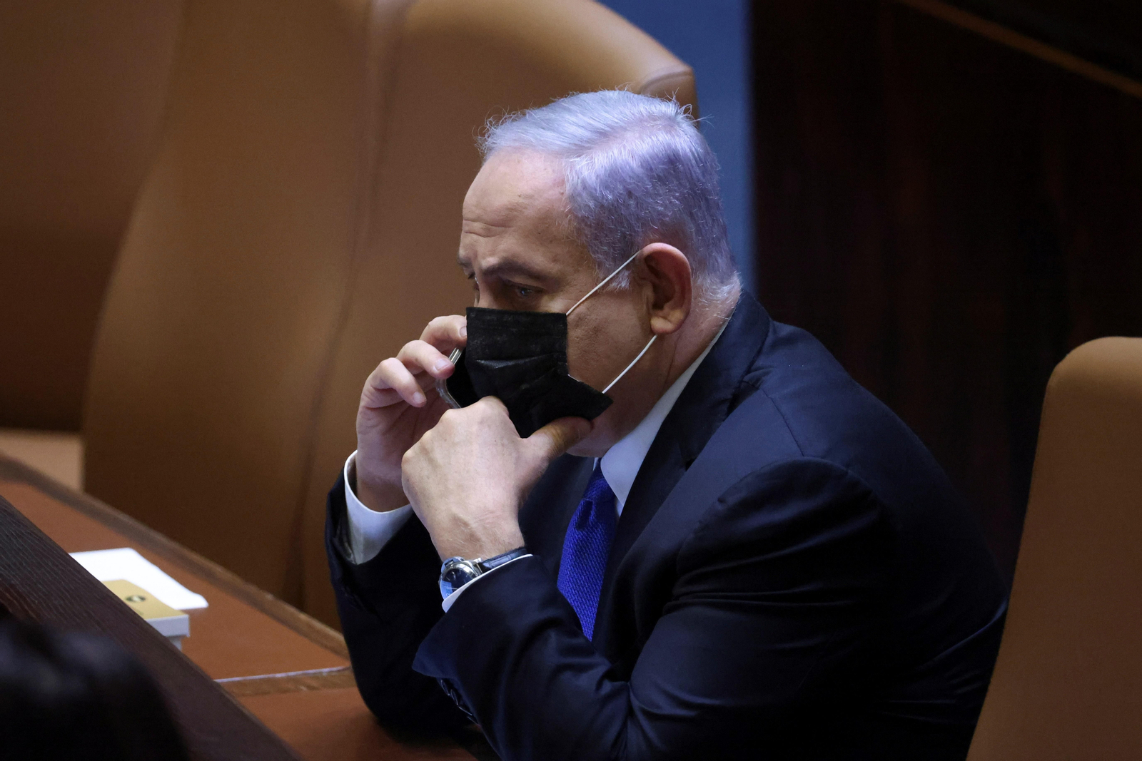 El primer ministro israelí en funciones, Benjamín Netanyahu, habla por teléfono en el Parlamento.