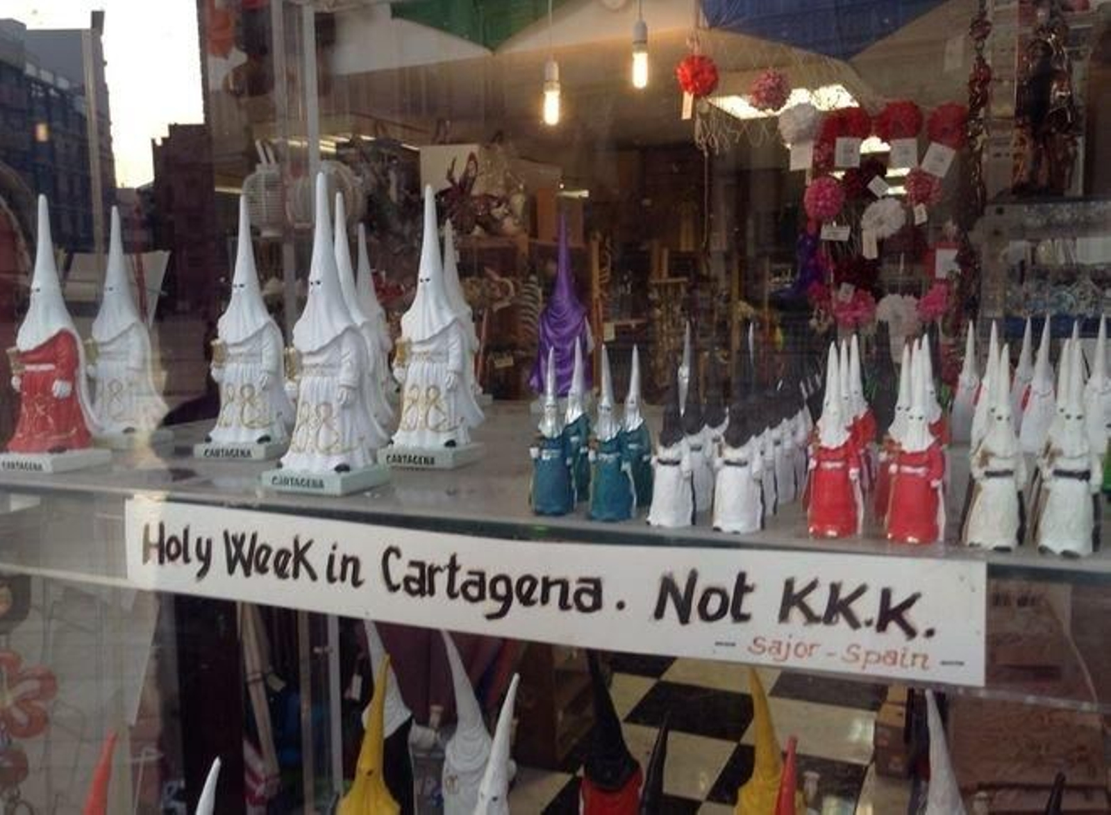 Uno de los escaparates avisando de que no son figuras del KuKu Klux Klan.