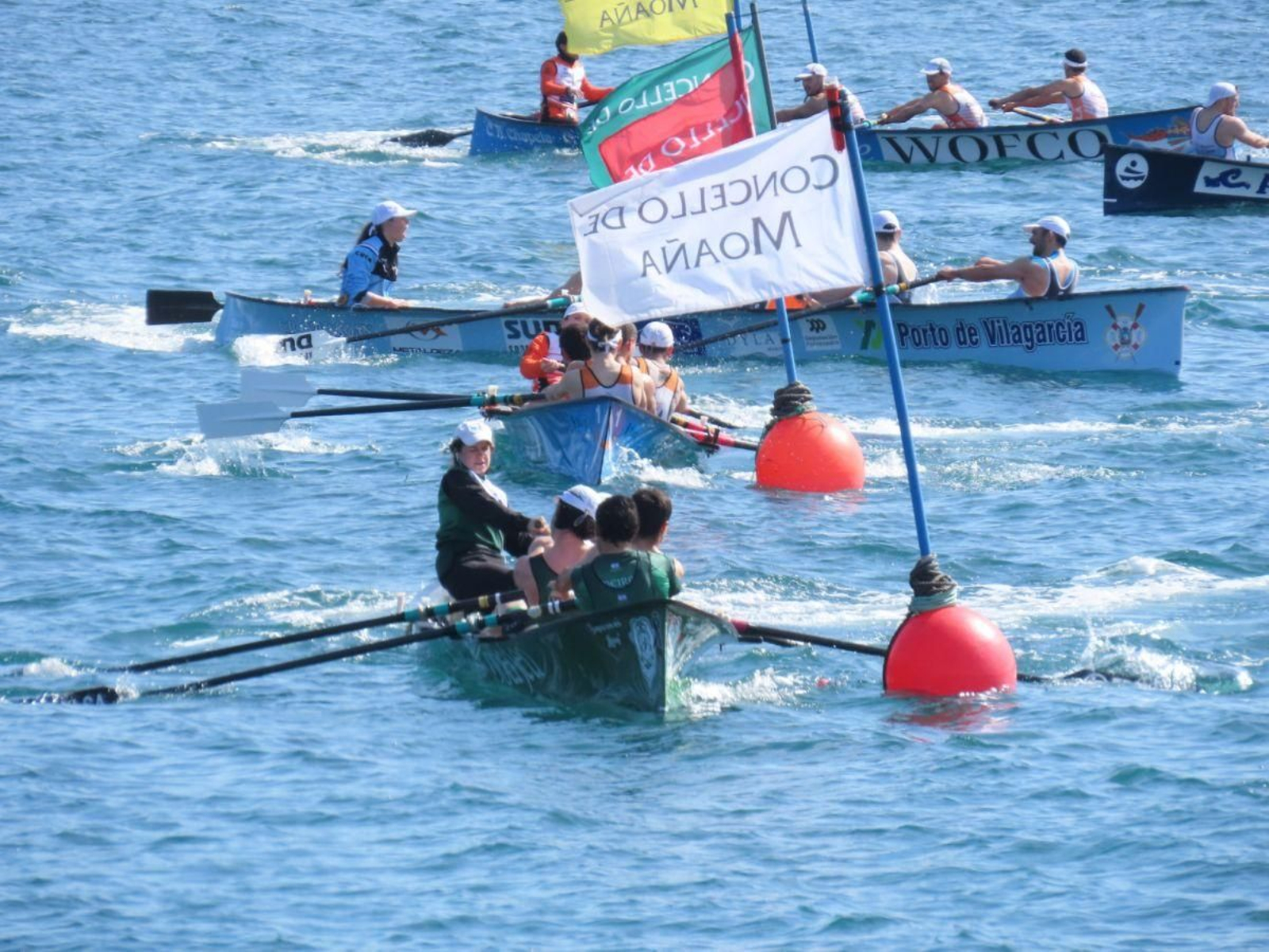 A tempada de bateis acudiu onte a Moaña para disputar unha nova regata.