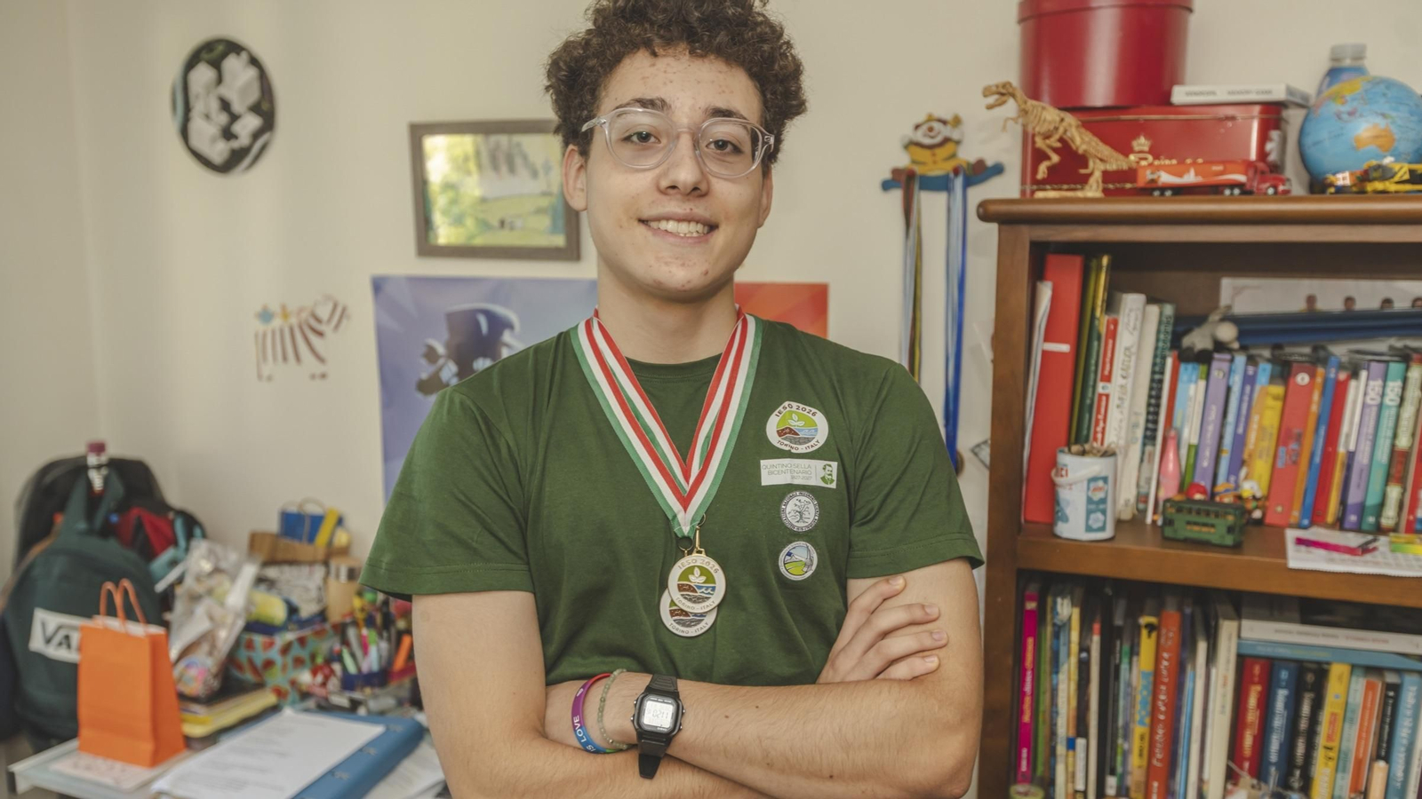 Gabi Guede posa en su cuarto de Castrelo do Val con las dos medallas logradas en la Olimpiada de Ciencias de la Tierra.