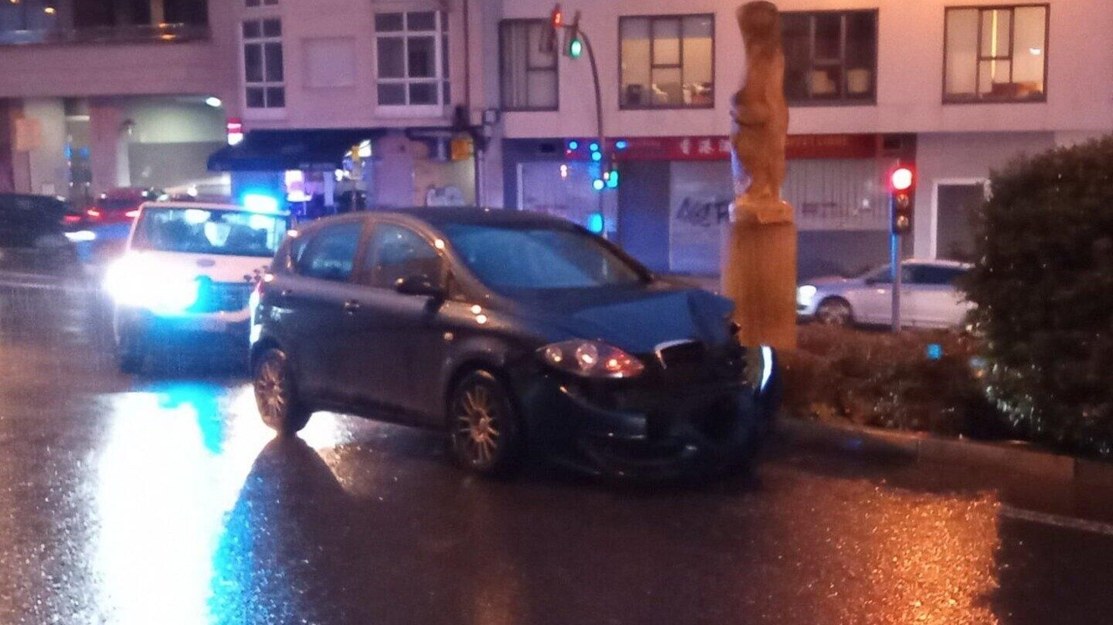 Uno de los coches implicado en el accidente, con daños en la parte frontal.