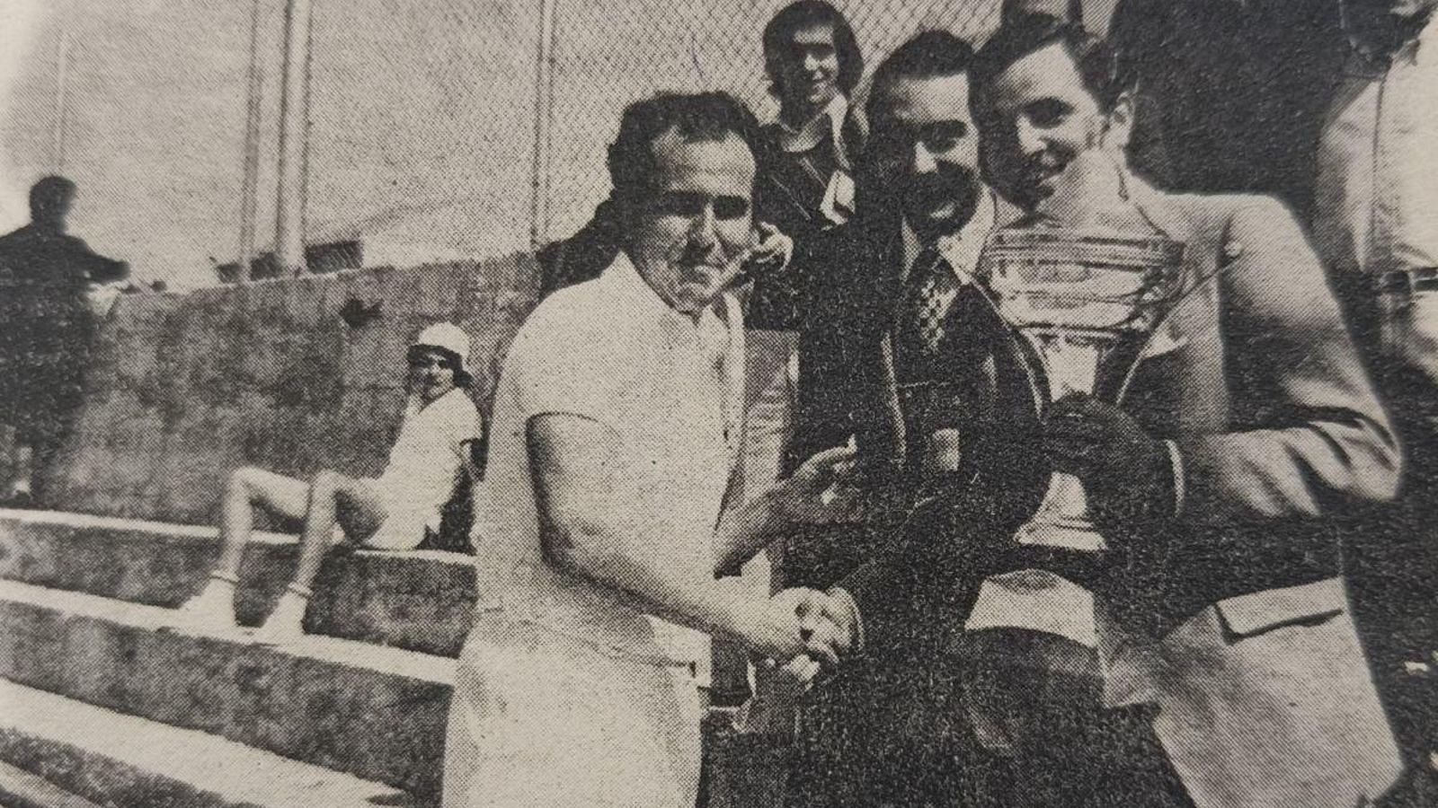 Legido recibe el trofeo de campeón.