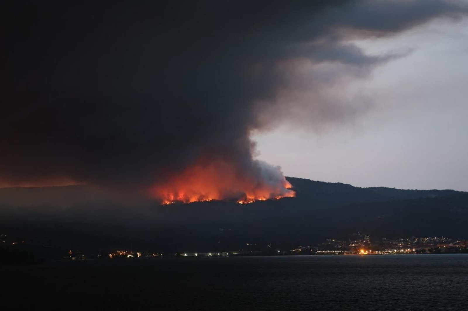 El incendio en A Canicouva podía verse desde toda la ría de Vigo, que se inundó del intenso humo movido por las rachas de viento.