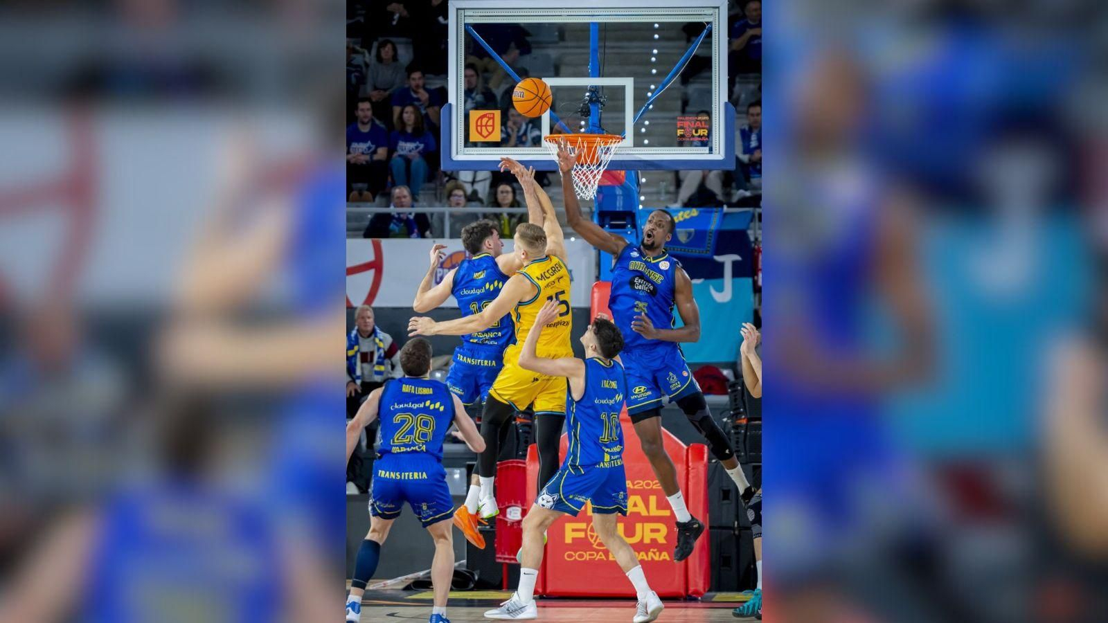 El cobista Romaro Gill trata de taponar el lanzamiento de McGrew durante la semifinal.