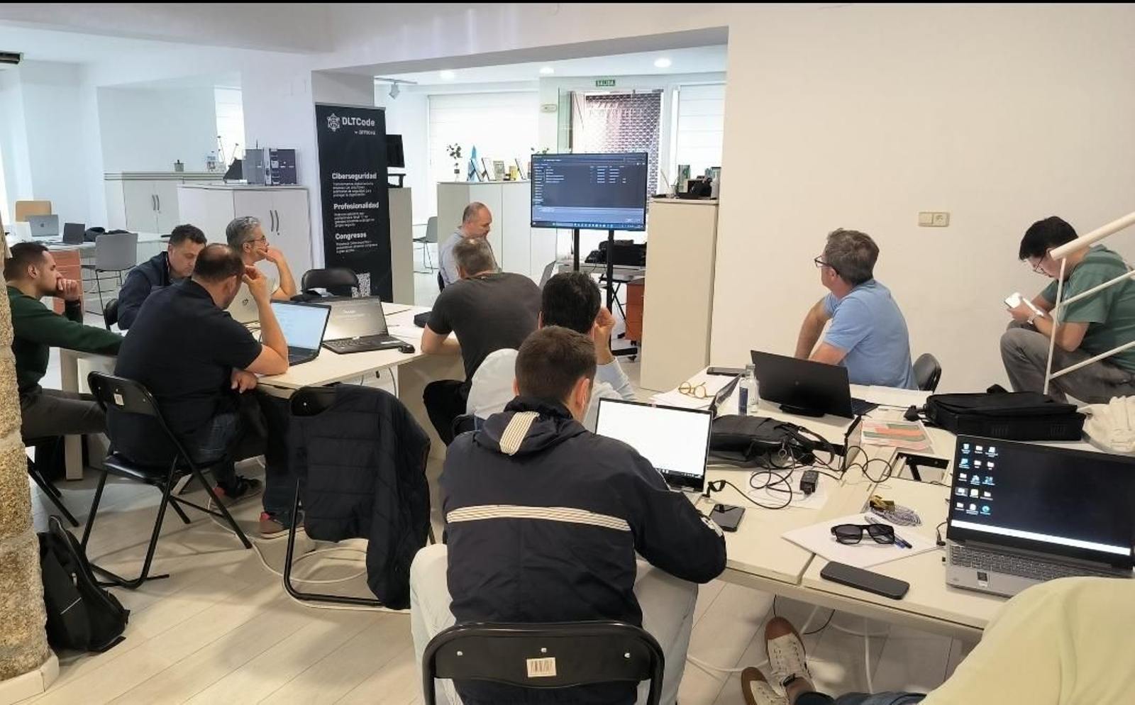 Efrén Varón impartiendo el curso “Introducción a OSINT, DarkNet y preservación de evidencias digitales” a guardias civiles en Ourense.