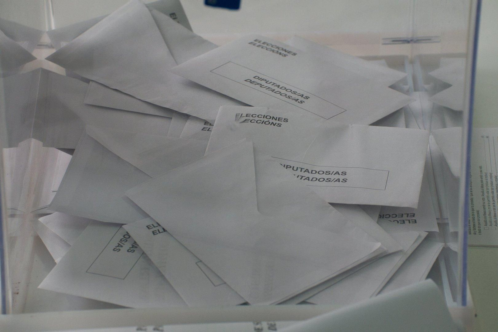 Votos dentro de una urna.