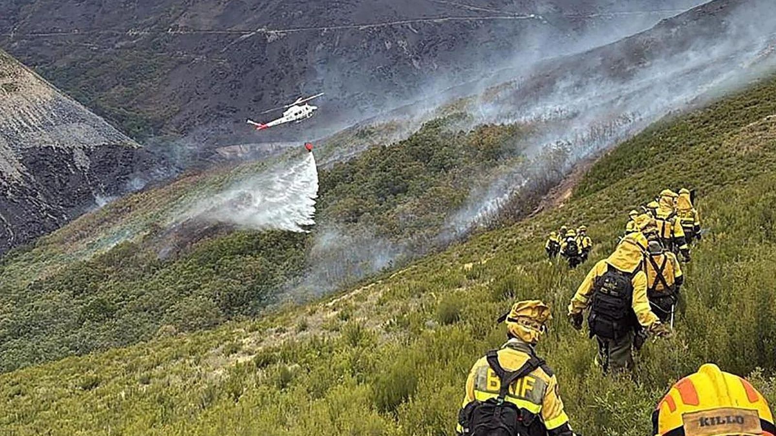 Un helicóptero se dirige a apagar un fuego.