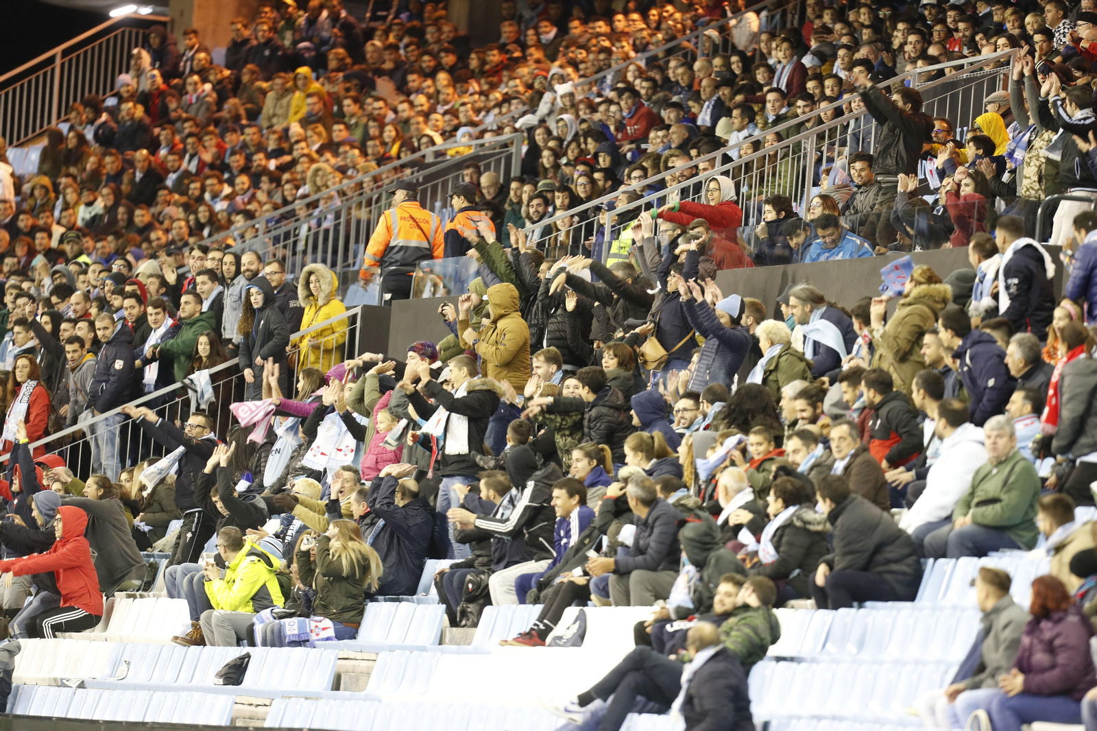 Parte de la grada, animosa ella, acabó hasta haciendo la ola.