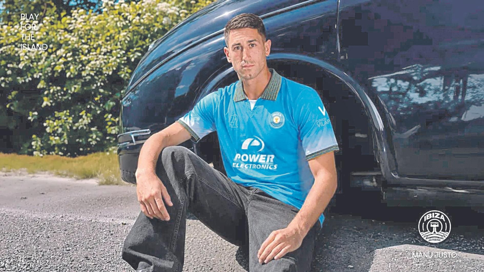 El vigués Manu Justo posa con la camiseta del Ibiza.