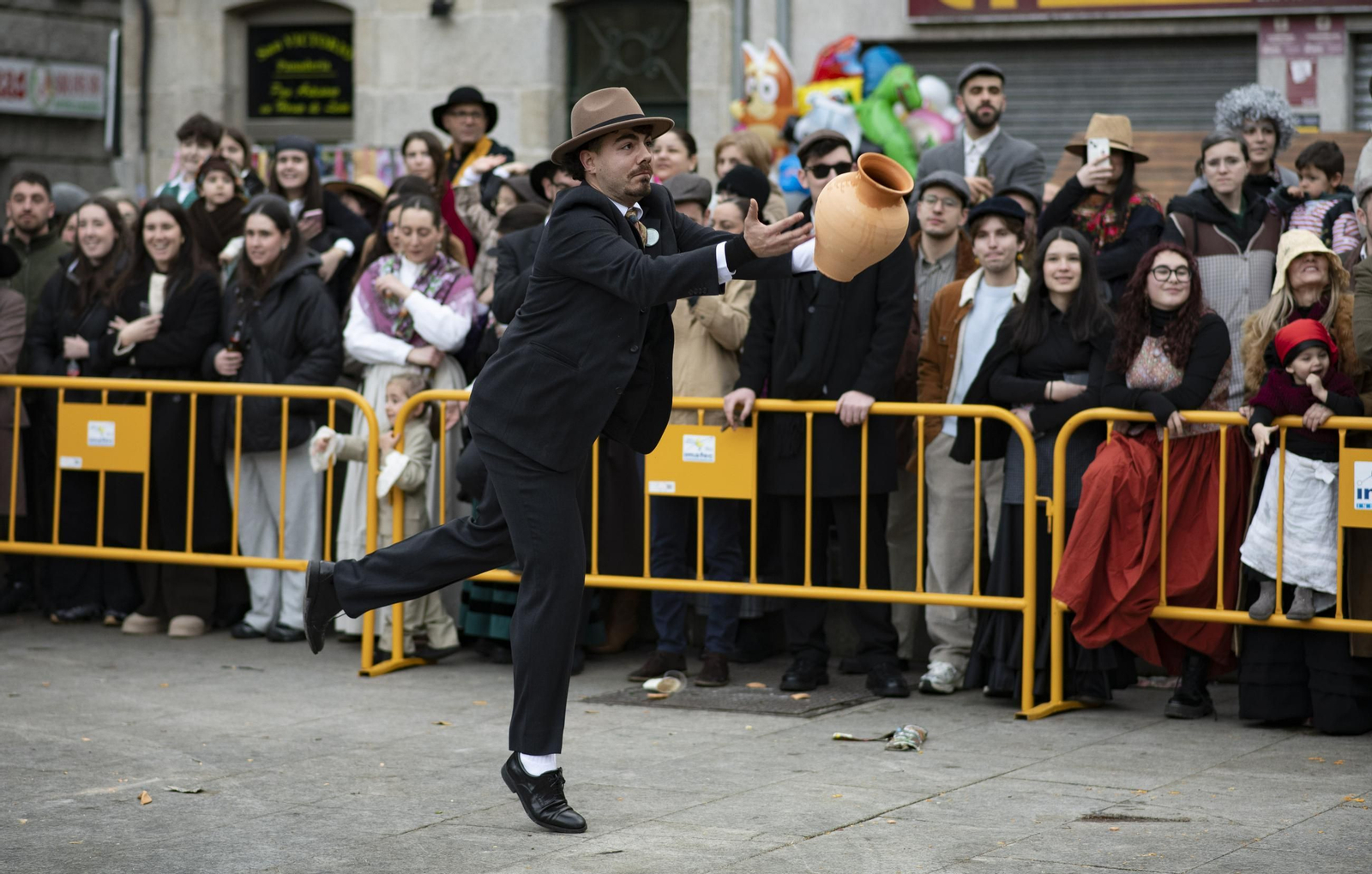 Galería |  Xinzo celebra su Domingo Oleiro con las olas volando en la Plaza Mayor